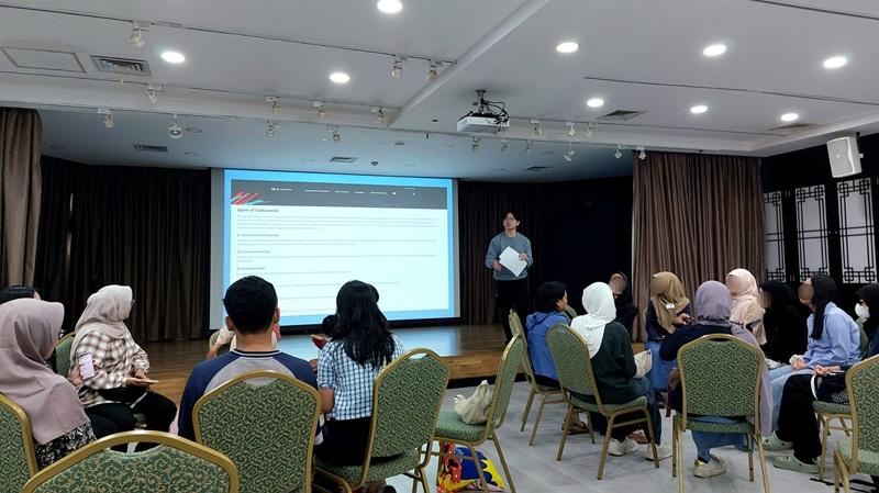 Suasana ruang acara saat staf KCCI menjelaskan sistem diskusi terakhir dalam acara Nonton Bareng dan Diskusi K-Martial Arts hari Selasa (07/07/2026) di KCCI, Jakarta. (Maulia Resta Mardaningtias) 