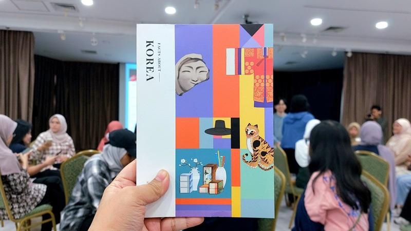 Buku Facts About Korea diterbitkan oleh Kementerian Kebudayaan, Olahraga, dan Pariwisata tahun 2024, memperkenalkan beragam budaya Korea. (Maulia Resta Mardaningtias)  