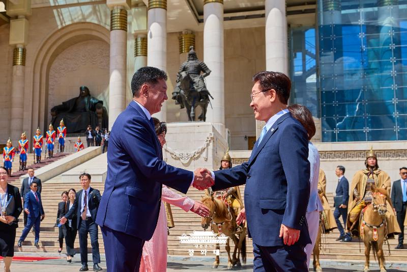 Presiden Lee Jae Myung (baris depan, kanan) berjabat tangan dengan Presiden Mongolia Ukhnaagiin Khurelsukh dalam upacara penyambutan resmi yang digelar di Lapangan Sukhbaatar, Ulaanbaatar, Mongolia, pada tanggal 9 Juli 2026 (waktu setempat). (Cheong Wa Dae)