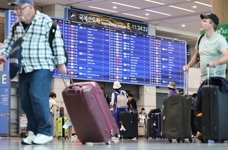 Jumlah warga negara asing (WNA) yang datang ke Korea untuk pelatihan maupun menempuh pendidikan telah memecahkan rekor dengan 108 ribu orang. Foto di atas menunjukkan Bandara Internasional Incheon Terminal 1 yang dipenuhi oleh pengunjung pada tanggal 8 Juli 2026. (Yonhap News)