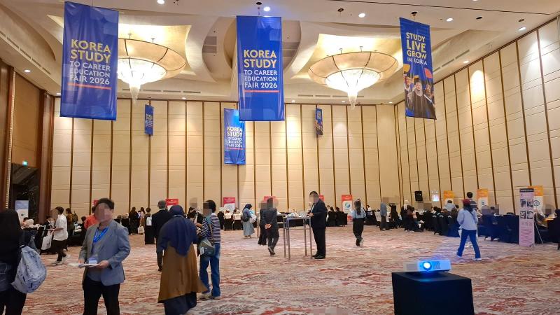 Pengunjung antusias berkonsultasi di berbagai stan universitas pada Pameran Pendidikan Tinggi Politeknik Korea 2026 yang diselenggarakan pada tanggal 5 Juli 2026 di Hotel The Ritz Carlton Pacific Place, Jakarta. 