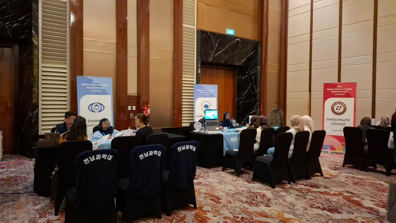 Para pengunjung sedang berkonsultasi dengan berbagai perwakilan universitas di stan konsultasi pada Pameran Pendidikan Tinggi Politeknik Korea 2026 diselenggarakan pada tanggal 5 Juli 2026 di Hotel The Ritz Carlton Pacific Place, Jakarta. 