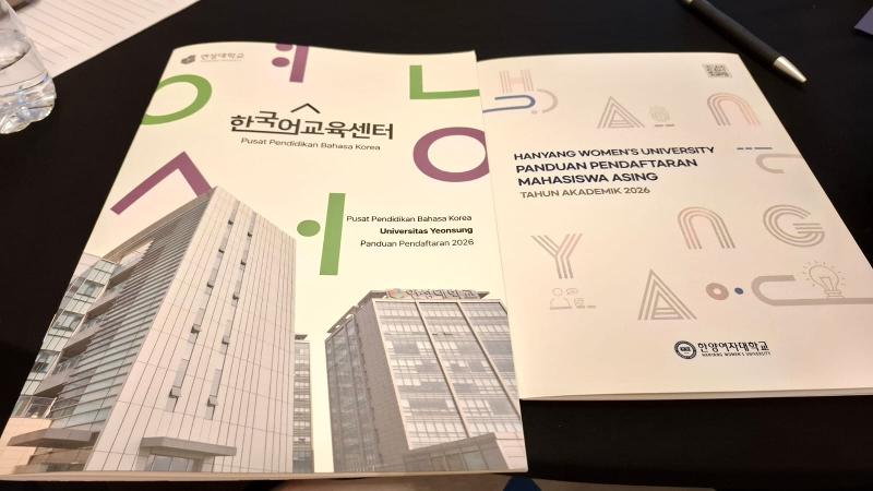 Beberapa brosur dari Universitas Yeonsung dan Universitas Wanita Hanyang yang penulis dapatkan terkait program bahasa Korea dan panduan pendaftaran pada Pameran Pendidikan Tinggi Politeknik Korea 2026 diselenggarakan pada tanggal 5 Juli 2026 di Hotel The Ritz Carlton Pacific Place, Jakarta. 