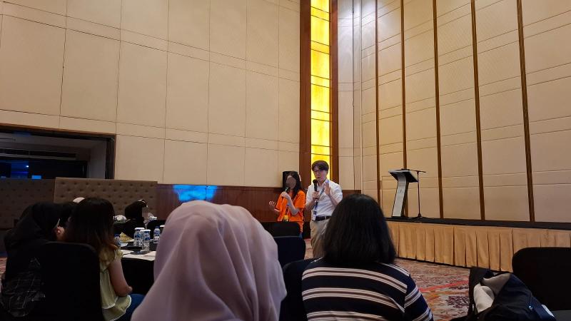 Lee Sungrok menyampaikan materi seminar kuliah dan kerja di Korea pada Pameran Pendidikan Tinggi Politeknik Korea 2026 di Jakarta tanggal 5 Juli 2026.  
