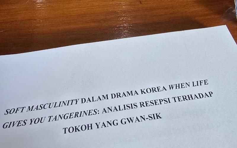 Naskah skripsi mengenai representasi maskulinitas dalam drama Korea menjadi salah satu contoh bagaimana budaya populer Korea hadir dalam dunia akademik Indonesia. 
