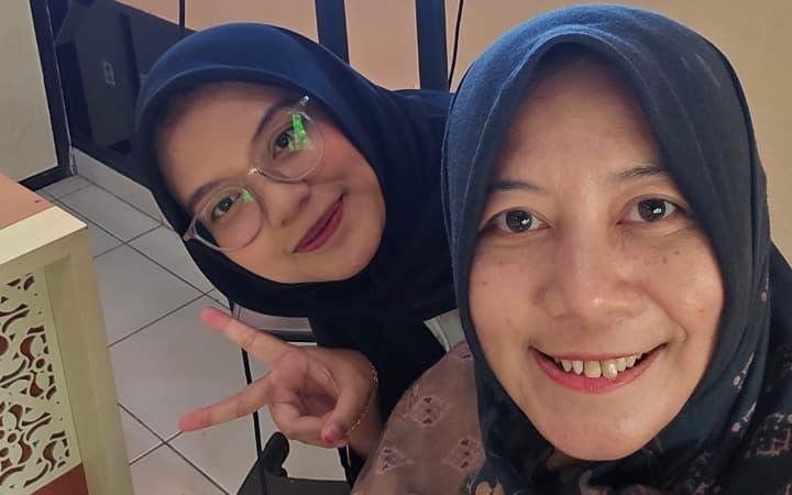 Penulis bersama mahasiswa bimbingan usai sidang skripsi pada 15 Juni 2026. Drama When Life Gives You Tangerines menjadi objek penelitian untuk mengkaji bagaimana penonton Indonesia memaknai representasi maskulinitas melalui karakter Yang Gwan-sik.  