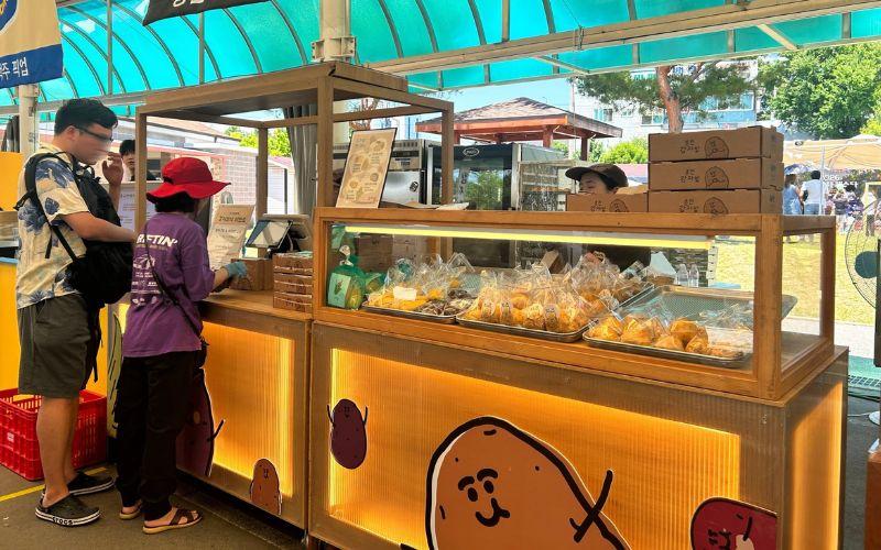 Roti kentang merupakan salah satu usaha kuliner unggulan Chuncheon yang menawarkan beragam olahan roti berbahan dasar kentang. 
