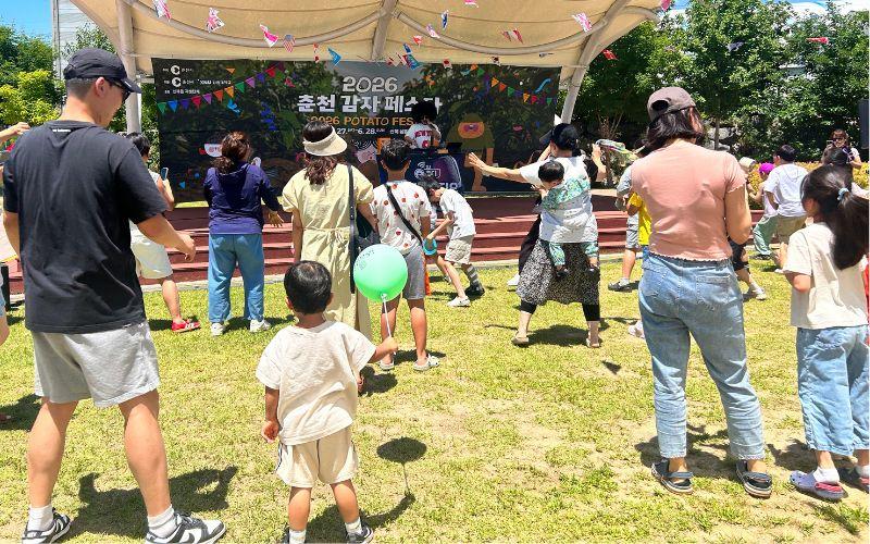 Seorang disjoki tampil di panggung hiburan terbuka Festival Kentang Chuncheon pada tanggal 28 Juni 2026 di kawasan Pasar Saembat, Sinbuk-eup, Kota Chuncheon. 