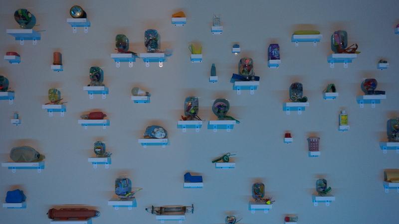 Busan Ocean Waste Object karya Etc Blank merekonstruksi limbah plastik yang dikumpulkan dari laut Busan dengan menyegelnya di dalam struktur transparan sehingga menjadi sebuah 'objek laut'. (Hurum Maqshuro)