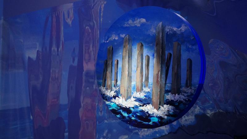 Melalui Resonating Monolith, Gaggoda membayangkan struktur yang menopang kehidupan di kota bawah laut dengan menyalurkan cahaya, memurnikan air laut, dan mengalirkan oksigen sebagai respons terhadap kenaikan permukaan laut. (Hurum Maqshuro) 