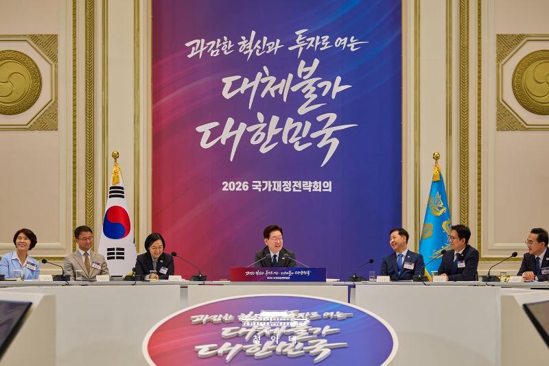 Presiden Lee Jae Myung menyampaikan pernyataan dalam Rapat Strategi Fiskal Nasional yang digelar pada tanggal 13 Juli 2026 di Cheong Wa Dae, Jongno-gu, Seoul. (Cheong Wa Dae)  