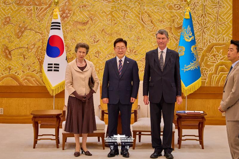 Presiden Lee Jae Myung (tengah) berpose bersama Putri Anne (kiri) dan suaminya, Timothy Laurence (kanan) pada tanggal 14 Juli 2026 di Cheong Wa Dae. (Cheong Wa Dae)  