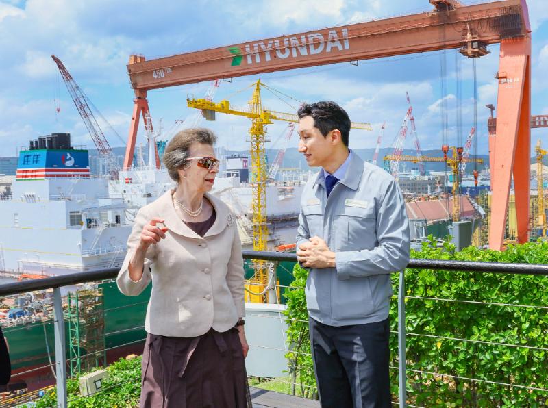 Putri Anne dari Kerajaan Bersatu Britania Raya dan Irlandia Utara (kiri) berdialog dengan CEO HD Hyundai Heavy Industries Group, Chung Kisun, pada tanggal 14 Juli 2026 di galangan kapal HD Hyundai Heavy Industries di Ulsan. (HD Hyundai Heavy Industries)  