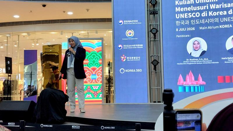 Potret Rostineu saat memaparkan materi dalam kuliah umum Menelusuri Warisan Dunia UNESCO di Korea dan Indonesia pada hari Rabu (08/07/2026) di KOREA 360, Lotte Shopping Avenue, Jakarta. 