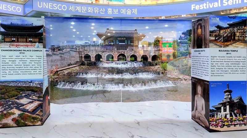 Potret area pameran yang menampilkan gambar Gerbang Hwahongmun, gerbang utara Benteng Hwaseong yang ditetapkan sebagai situs warisan dunia UNESCO Korea pada tahun 1997. 