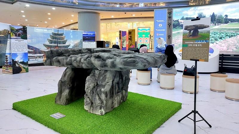 Pameran juga menampilkan replika situs Ganghwa Dolmen yang terletak di Pulau Ganghwado yang ditetapkan sebagai situs warisan dunia UNESCO pada tahun 2000.  