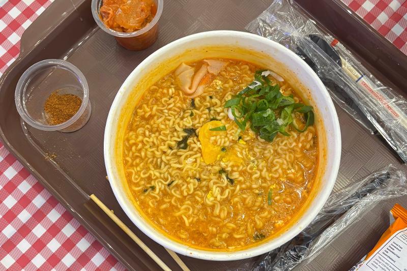 Pojok piknik menawarkan pengalaman menyeduh mi instan ala Korea sebagai salah satu agenda K-Food Pop-Up Store yang digelar pada tanggal 10-19 Juli 2026 di Mall Kota Kasablanka, Jakarta. 