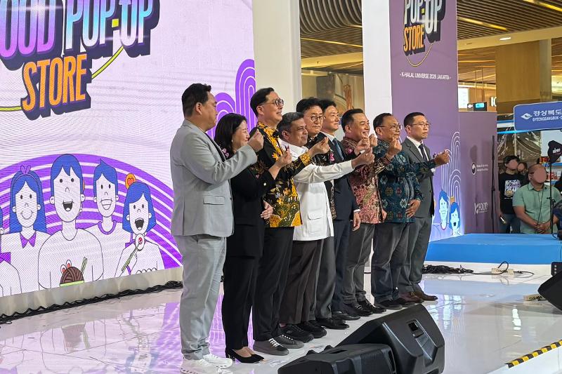 Para naratama berfoto bersama setelah meresmikan kegiatan K-Food Pop-Up Store tanggal 10 Juli 2026 di Mall Kota Kasablanka, Jakarta. 