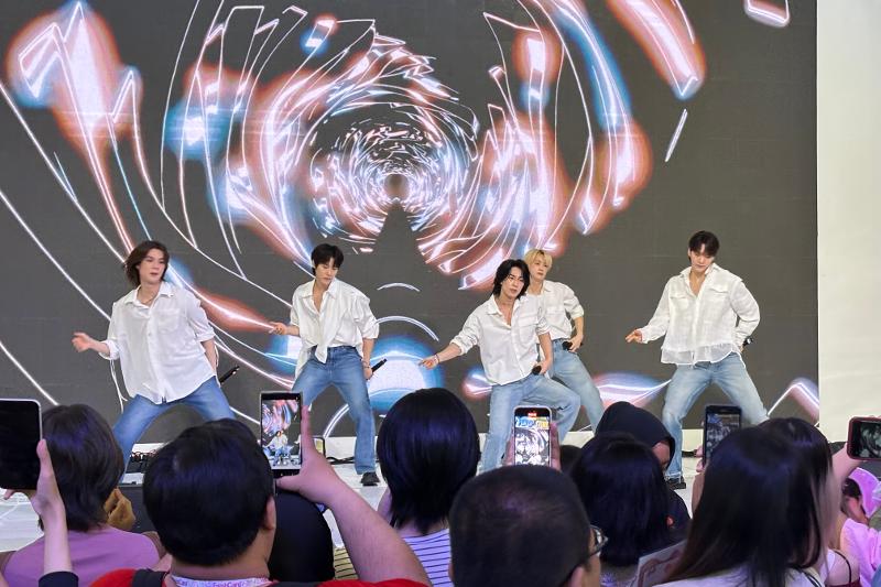 Penampilan grup ASC2NT di panggung Grand Atrium setelah peresmian K-Food Pop-Up Store tanggal 10 Juli 2026 di Mall Kota Kasablanka, Jakarta.  
