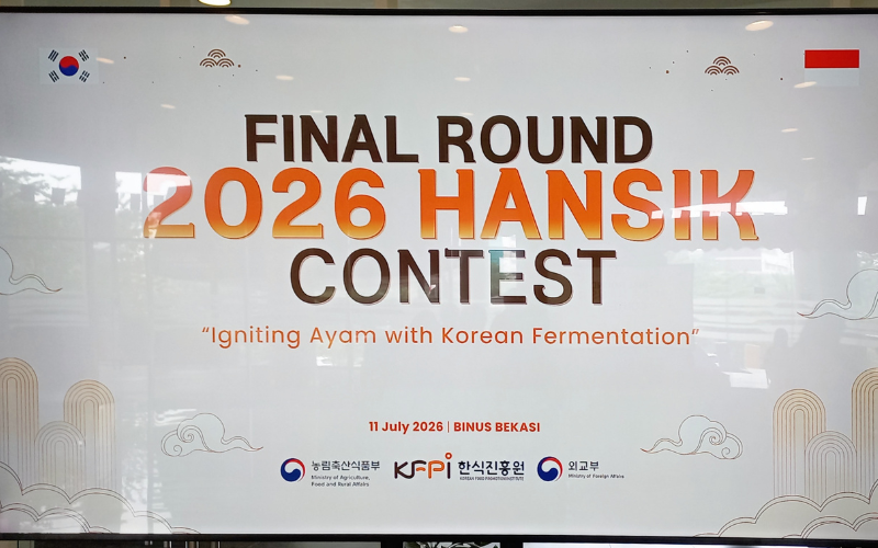 Potret poster acara Final Round 2026 Hansik Contest pada layar yang terlihat pada tanggal 11 Juli 2026 di Universitas BINUS Bekasi. 