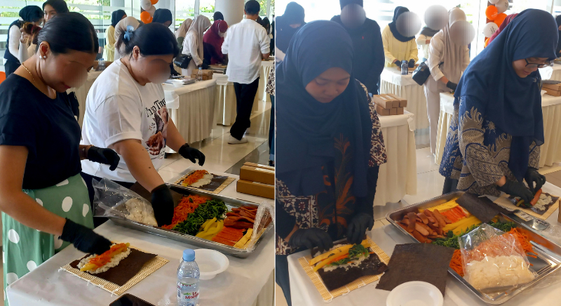 Para peserta saat mempraktikkan menyusun isian kimbab (kiri) dan menggulung kimbab (kanan) pada sesi lokakarya membuat kimbab pada tanggal 11 Juli 2026 di Universitas BINUS Bekasi. 