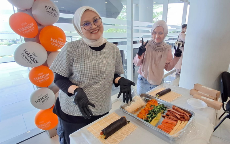 Penulis berfoto bersama teman saat membuat kimbab dalam lokakarya 2026 Hansik Contest pada tanggal 11 Juli 2026 di Universitas BINUS Bekasi. 