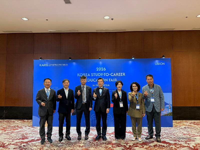 Ketua KARIS dan rektor universitas lainnya berfoto bersama dalam K-Study to Career Education Fair 2026 yang digelar pada hari Jumat (3/7/2026) di Kota Surabaya. (Panitia Penyelenggara K-Study to Career Education Fair 2026) 