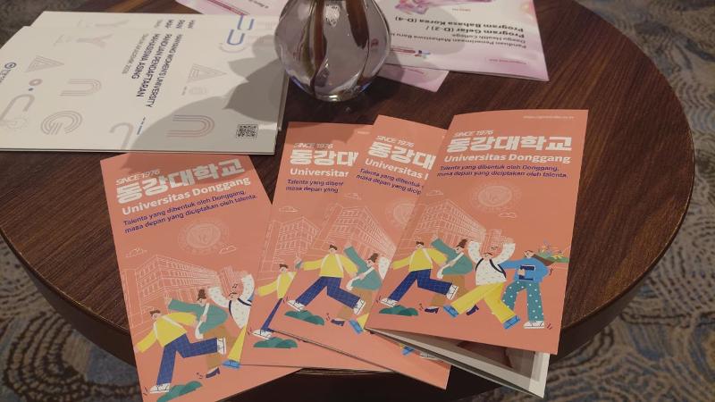 Contoh salah satu brosur universitas yang mengikuti pameran pendidikan K-Study to Career Education Fair 2026 yang digelar pada hari Jumat (3/7/2026) di Kota Surabaya. (Vivin Mujanah) 