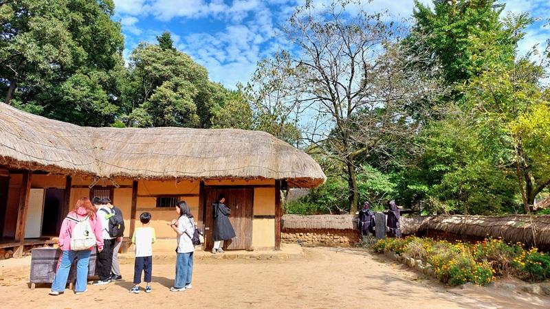 Potret pengunjung Desa Rakyat Korea di Provinsi Gyeonggi yang sedang bermain permainan teka-teki gambar dalam festival musim gugur bertema horor. (Maulia Resta Mardaningtias) 