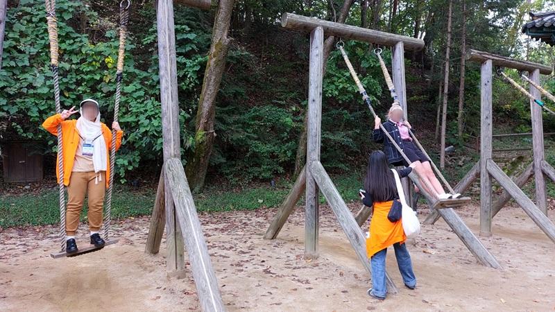 Potret pengunjung Desa Rakyat Korea di Provinsi Gyeonggi yang sedang bermain permainan ayunan tradisional Korea, geunettwigi. (Maulia Resta Mardaningtias) 