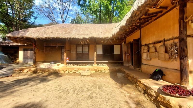 Potret rumah tradisional Korea dari wilayah selatan yang dahulu ditinggali rakyat biasa dan kini dapat ditemukan di Desa Rakyat Korea, Kota Yongin, Provinsi Gyeonggi. (Maulia Resta Mardaningtias) 