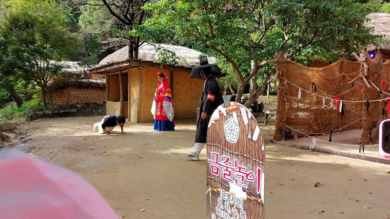 Potret seorang pengunjung yang kalah dalam permainan dan sedang dihukum oleh staf berkostum hantu khas Korea di Desa Rakyat Korea, Kota Yongin, Provinsi Gyeonggi. (Maulia Resta Mardaningtias) 