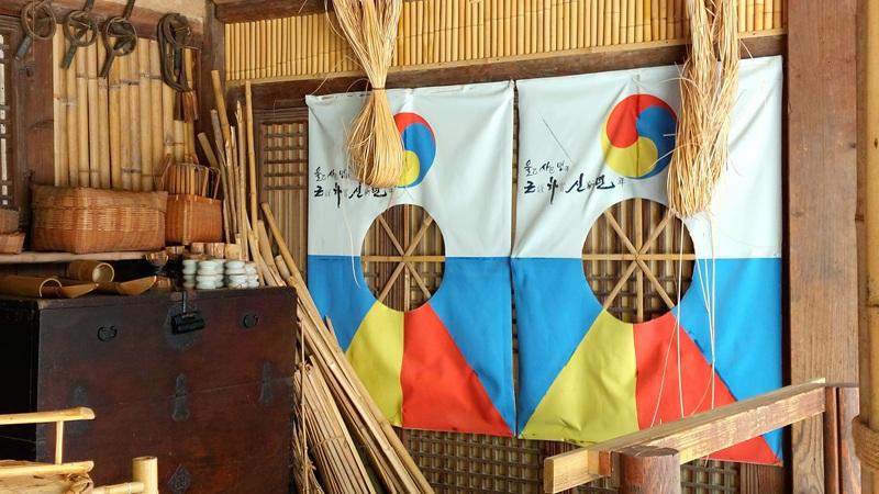 Potret berbagai kerajinan bambu, termasuk layang-layang tradisional Korea yang dipamerkan di salah satu area di Desa Rakyat Korea, Kota Yongin, Provinsi Gyeonggi. (Maulia Resta Mardaningtias)  
