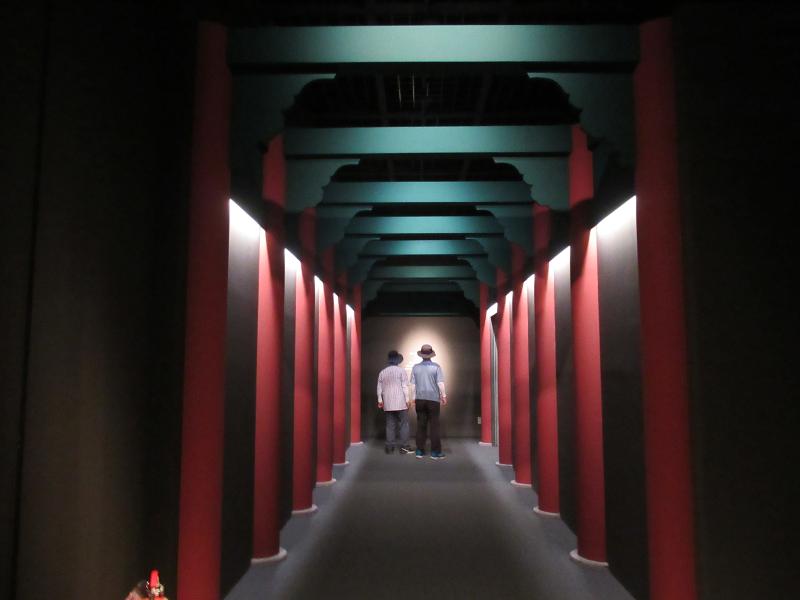 Memasuki area pameran Warisan Abadi: Catatan dan Budaya Dinasti Joseon di Museum Busan, pengunjung disambut dengan dekorasi khas istana kerajaan Joseon.