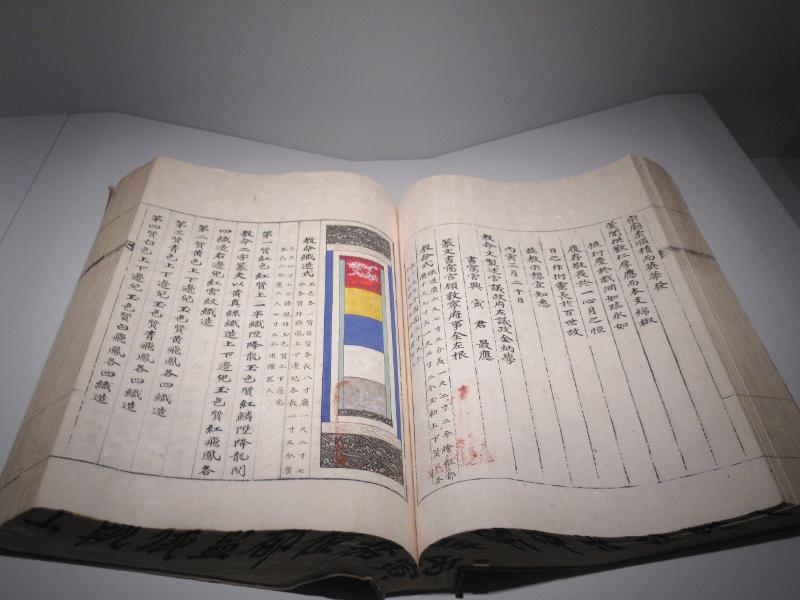 Uigwe Upacara Pernikahan Kerajaan Raja Gojong dan Ratu Myeongseong Jilid 1–2 (1866, tahun ke-3 pemerintahan Raja Gojong) yang merupakan koleksi Museum Nasional Istana Korea, ditetapkan sebagai Harta Karun Nasional. 