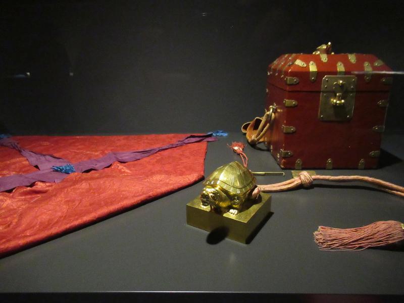 Segel Emas Penganugerahan Gelar Anumerta Raja Yeongjo (1776), dibuat pada awal pemerintahan Raja Jeongjo untuk menghormati jasa dan kebajikan Raja Yeongjo. 