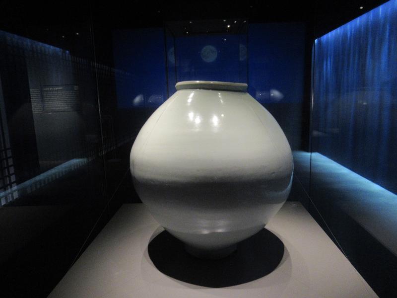 Guci bulan dibuat dengan glasir putih yang lembut dan desain yang sederhana sehingga mencerminkan keanggunan, kesederhanaan, serta estetika khas keramik Dinasti Joseon. 