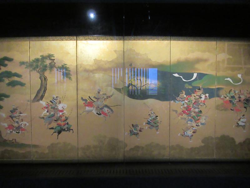 Lukisan lipat emas Chinzei Hachiro dihadiahkan oleh Keshogunan Edo kepada Raja Joseon pada misi Joseon Tongsinsa ke-11 pada tahun 1764 sebagai bagian dari pertukaran hadiah diplomatik.  