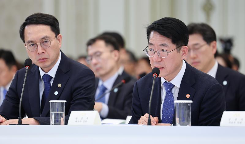 Menteri Kelautan dan Perikanan Hwang Jong-woo terlihat sedang menjelaskan kebijakan-kebijakan utama dalam rapat pemaparan rencana kerja kementerian yang dipimpin Presiden Lee Jae Myung di Yeongbingwan, Cheong Wa Dae, pada tanggal 16 Juli 2026. (Yonhap News)