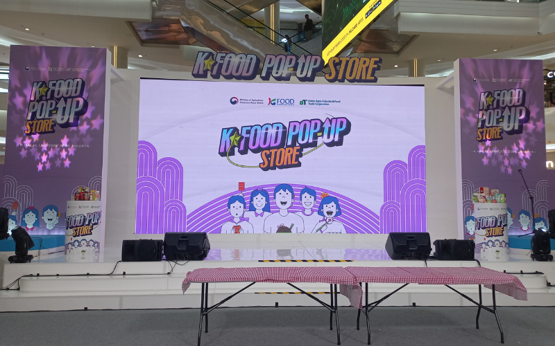Potret area panggung Festival K-Food Pop-up Store 2026 pada tanggal 13 Juli 2026 di Grand Atrium & Mosaic Walk, Kota Kasablanka Mall, Jakarta. 