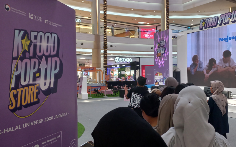Para pengunjung yang antre untuk mendaftar menjadi peserta kegiatan membuat gyeongdan yang dilaksanakan pada tanggal 13 Juli 2026 di area Grand Atrium & Mosaic Walk, Kota Kasablanka Mall, Jakarta. 