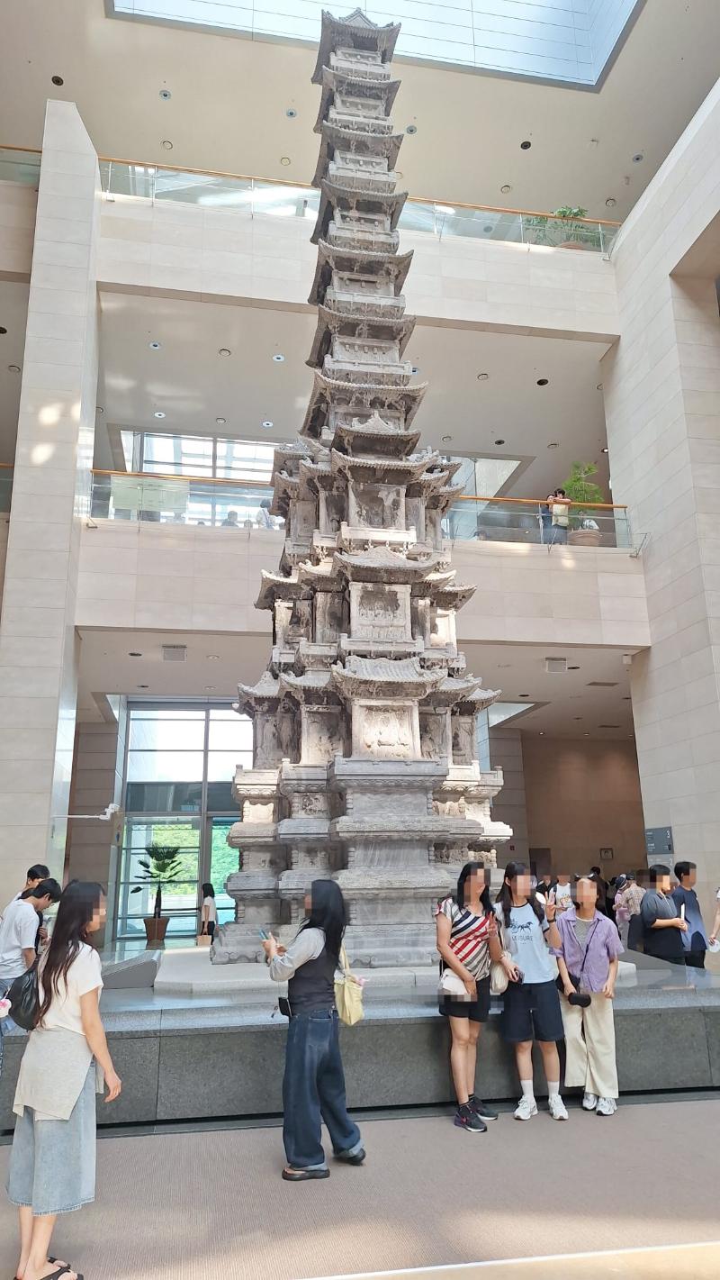 Ten-story Stone Pagoda from Gyeongcheonsa Temple yang berada di lantai 1 Museum Nasional Korea menjadi salah satu ikon museum yang digemari pengunjung. 