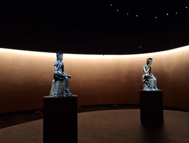 Dua buah patung Buddha yang merupakan harta nasional Korea nomor 78 dan 83 dipamerkan di lantai dua Museum Nasional Korea yang terletak di Yongsan-gu, Seoul. 