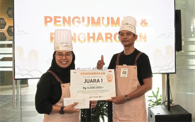 Felly Sitta Maya Sari dan Ary Dytiawan setelah menerima penghargaan di kompetisi 2026 Hansik Contest pada tanggal 11 Juli 2026 di Universitas Binus, Bekasi. 