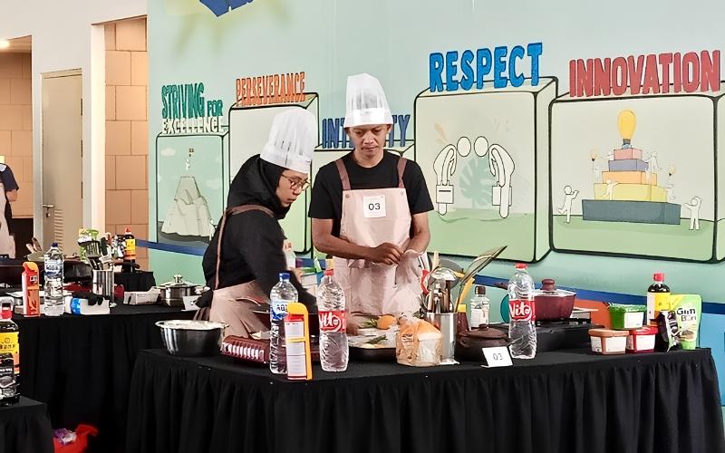 Felly Sitta Maya Sari dan Ary Dytiawan saat mempersiapkan hidangan mereka di kompetisi Hansik Contest 2026. 