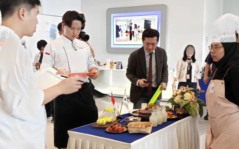 Koki Kedutaan Besar Republik Korea di Indonesia, Won Jong Doo (tengah), menilai hidangan yang dibuat Felly Sitta dan Ary Dytiawan dalam babak final kompetisi 2026 Hansik Contest pada tanggal 11 Juli 2026 di Universitas Binus, Bekasi. 