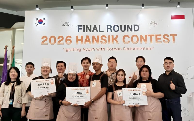 Felly Sitta dan Ary Dytiawan berfoto bersama para pemenang, juri, dan penyelenggara 2026 Hansik Contest usai penyerahan hadiah dan penghargaan pada tanggal 11 Juli 2026 di Universitas Binus, Bekasi.  