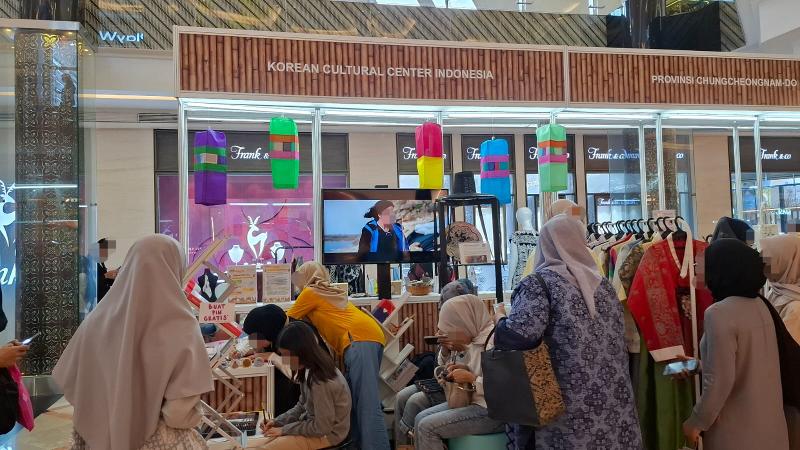 Suasana pengunjung yang memadati stan KCCI untuk mencoba ragam aktivitas budaya pada Pekan Kerajinan Jawa Barat tanggal 28 Juni 2026 di Mal Trans Studio Bandung. 