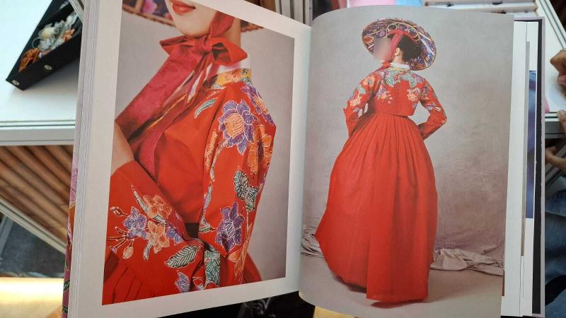 Buku berjudul Hanbok & Batik di stan KCCI pada Pekan Kerajinan Jawa Barat menampilkan perpaduan desain antara hanbok dari Korea dan batik dari Indonesia. 