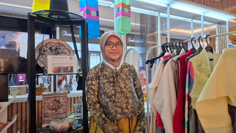 Penulis mengenakan hanbok di stan KCCI pada Pekan Kerajinan Jawa Barat 2026 tanggal 28 Juni 2026 di Mal Trans Studio Bandung. 